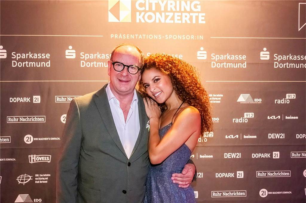 Filmmusik-Gala mit den Dortmunder Philharmonikern und mit Patricia Meeden auf dem Friedensplatz: Das Publikum war am Sonntagabend begeistert vom Abschluss der Cityring-Konzerte.