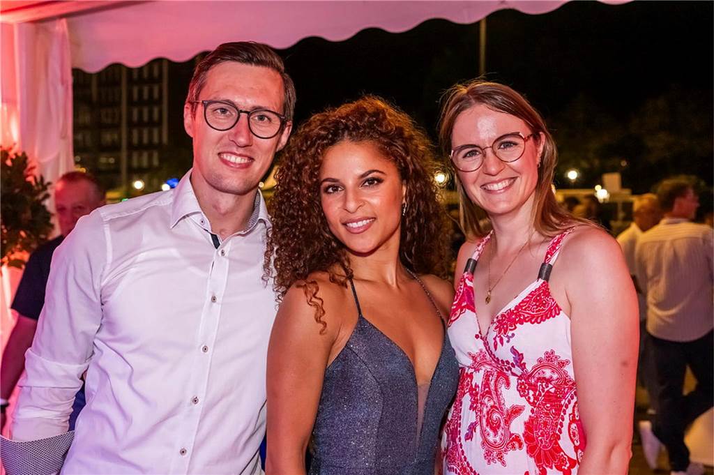 Filmmusik-Gala mit den Dortmunder Philharmonikern und mit Patricia Meeden auf dem Friedensplatz: Das Publikum war am Sonntagabend begeistert vom Abschluss der Cityring-Konzerte.