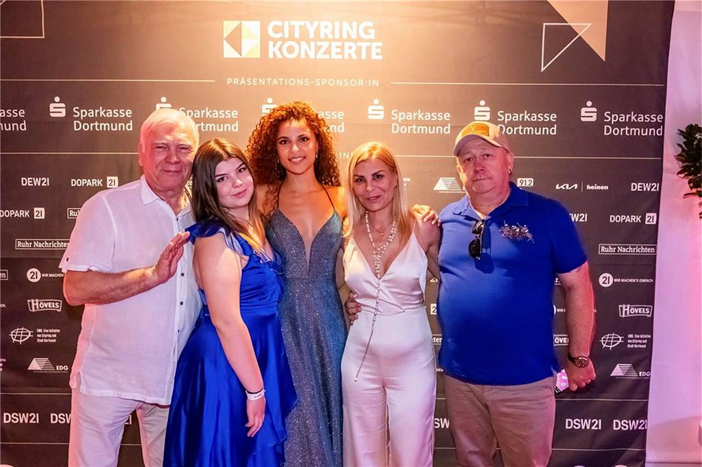 Filmmusik-Gala mit den Dortmunder Philharmonikern und mit Patricia Meeden auf dem Friedensplatz: Das Publikum war am Sonntagabend begeistert vom Abschluss der Cityring-Konzerte.