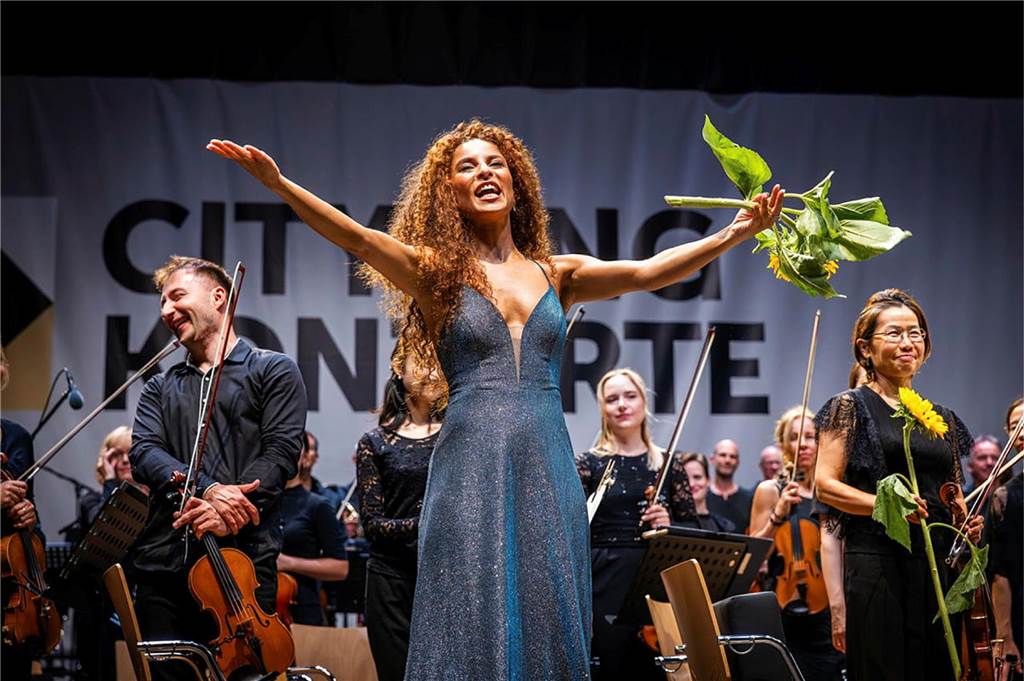 Filmmusik-Gala mit den Dortmunder Philharmonikern und mit Patricia Meeden auf dem Friedensplatz: Das Publikum war am Sonntagabend begeistert vom Abschluss der Cityring-Konzerte.