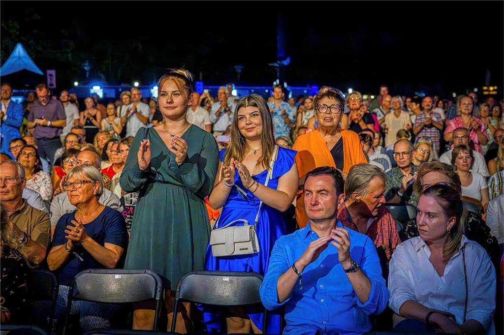 Filmmusik-Gala mit den Dortmunder Philharmonikern und mit Patricia Meeden auf dem Friedensplatz: Das Publikum war am Sonntagabend begeistert vom Abschluss der Cityring-Konzerte.