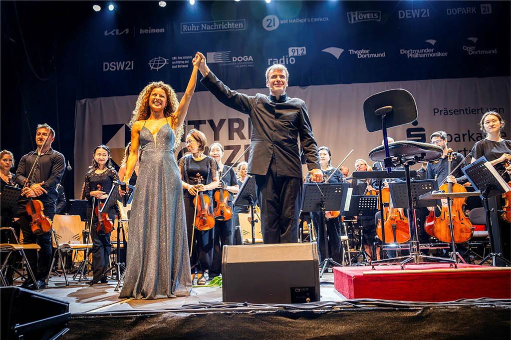 Filmmusik-Gala mit den Dortmunder Philharmonikern und mit Patricia Meeden auf dem Friedensplatz: Das Publikum war am Sonntagabend begeistert vom Abschluss der Cityring-Konzerte.