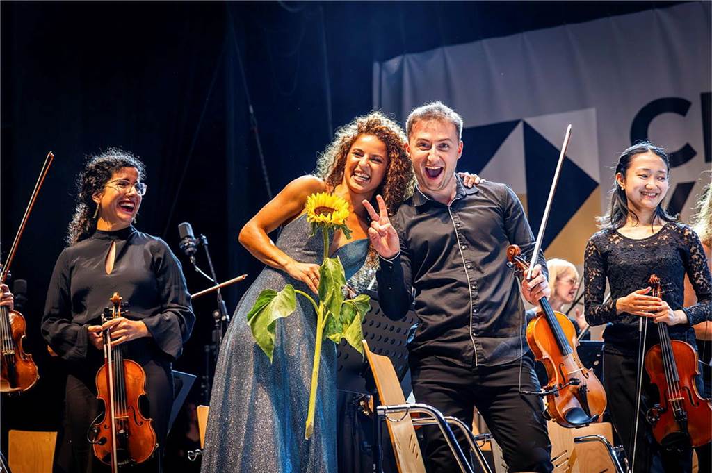 Filmmusik-Gala mit den Dortmunder Philharmonikern und mit Patricia Meeden auf dem Friedensplatz: Das Publikum war am Sonntagabend begeistert vom Abschluss der Cityring-Konzerte.