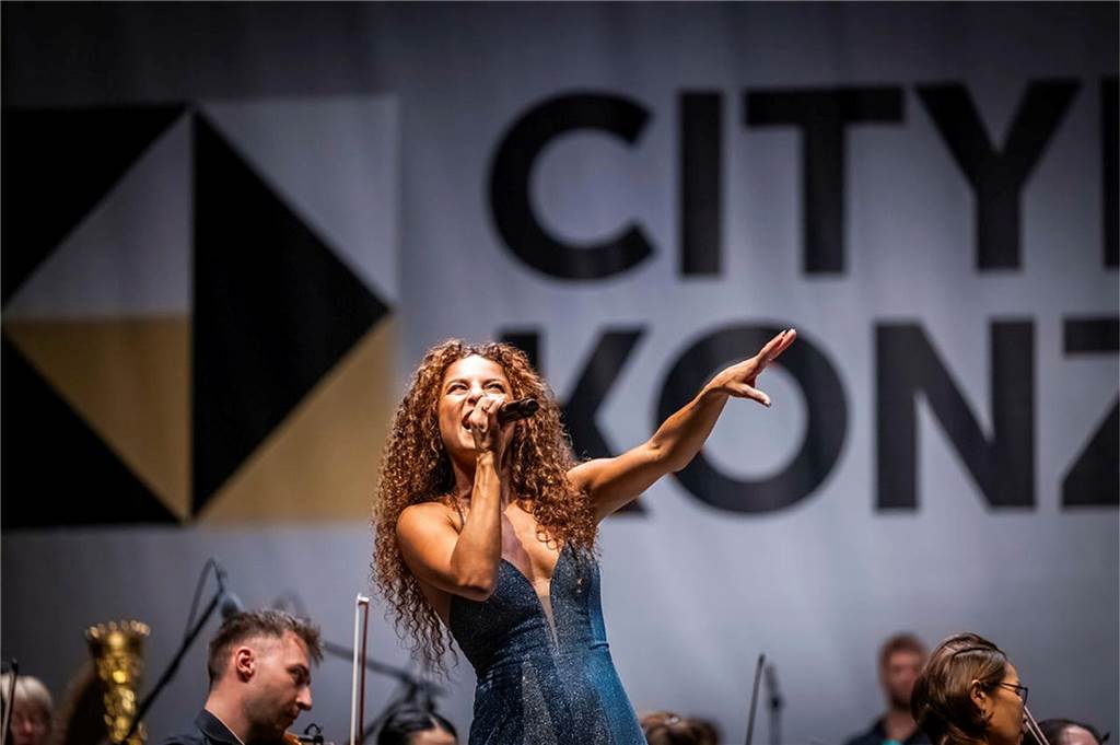 Filmmusik-Gala mit den Dortmunder Philharmonikern und mit Patricia Meeden auf dem Friedensplatz: Das Publikum war am Sonntagabend begeistert vom Abschluss der Cityring-Konzerte.