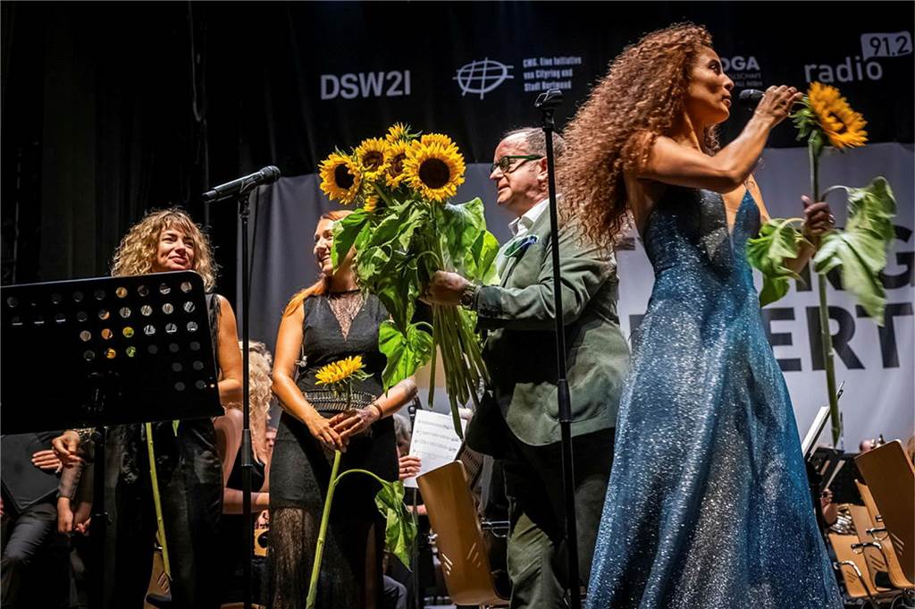 Filmmusik-Gala mit den Dortmunder Philharmonikern und mit Patricia Meeden auf dem Friedensplatz: Das Publikum war am Sonntagabend begeistert vom Abschluss der Cityring-Konzerte.