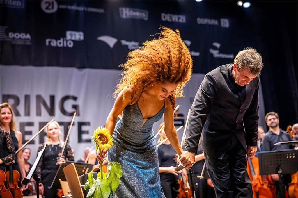 Filmmusik-Gala mit den Dortmunder Philharmonikern und mit Patricia Meeden auf dem Friedensplatz: Das Publikum war am Sonntagabend begeistert vom Abschluss der Cityring-Konzerte.
