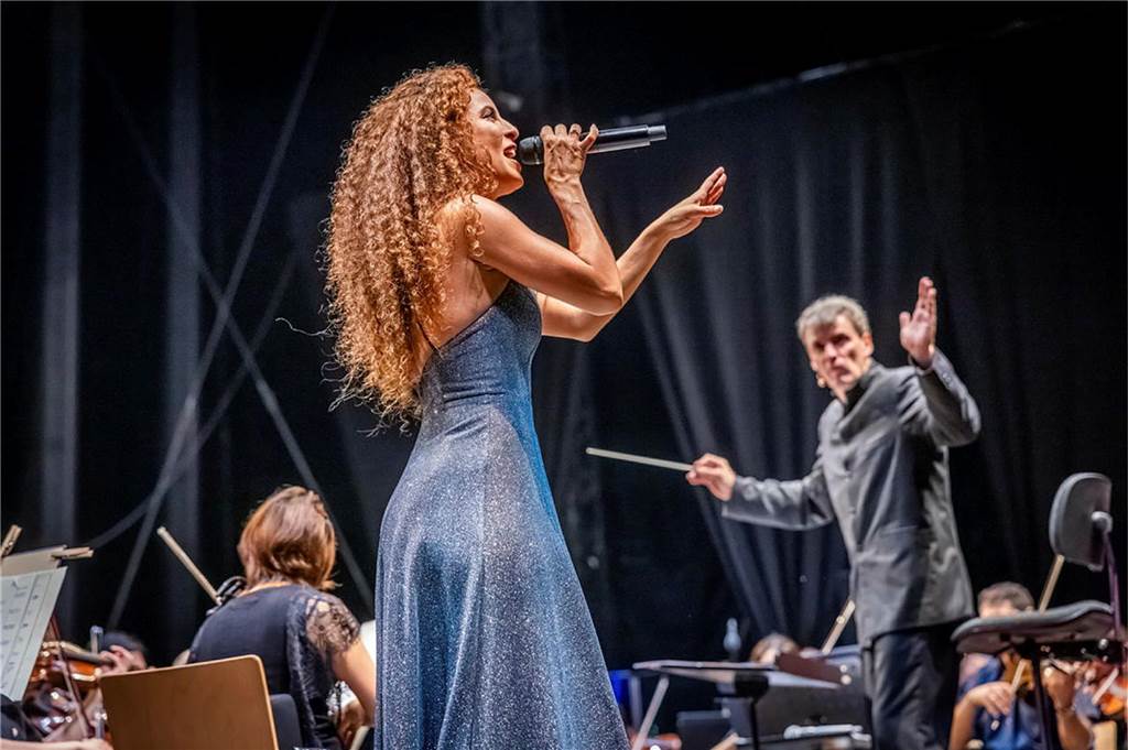 Filmmusik-Gala mit den Dortmunder Philharmonikern und mit Patricia Meeden auf dem Friedensplatz: Das Publikum war am Sonntagabend begeistert vom Abschluss der Cityring-Konzerte.