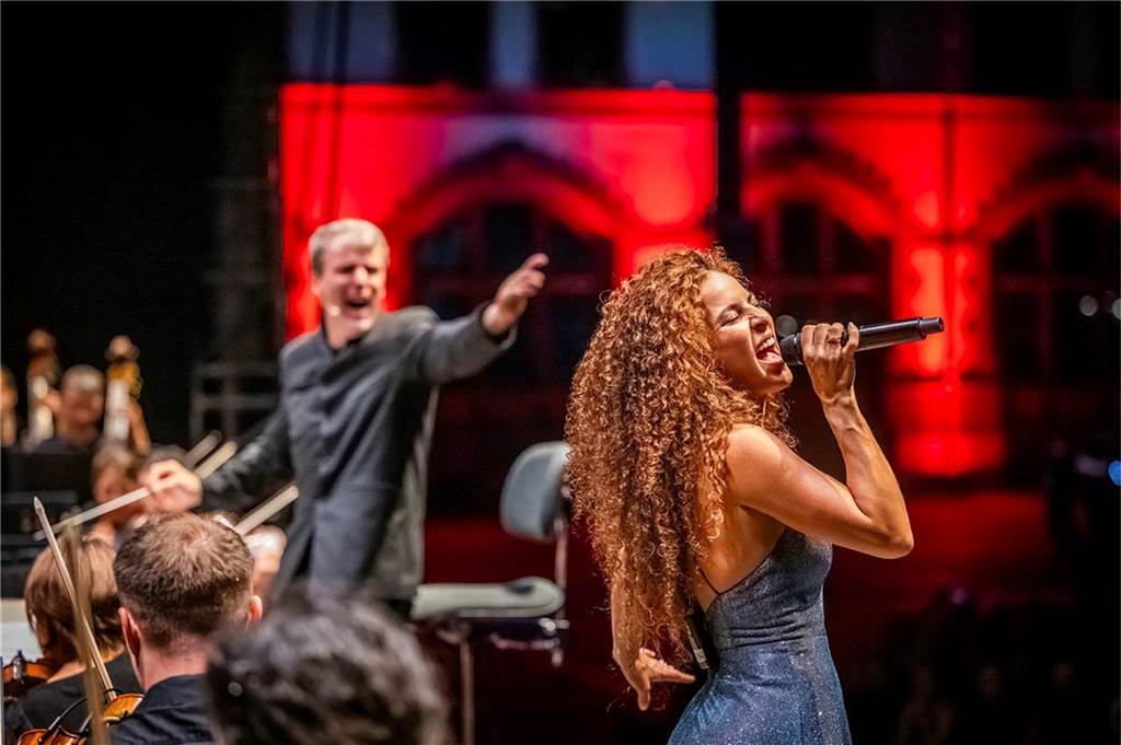 Filmmusik-Gala mit den Dortmunder Philharmonikern und mit Patricia Meeden auf dem Friedensplatz: Das Publikum war am Sonntagabend begeistert vom Abschluss der Cityring-Konzerte.