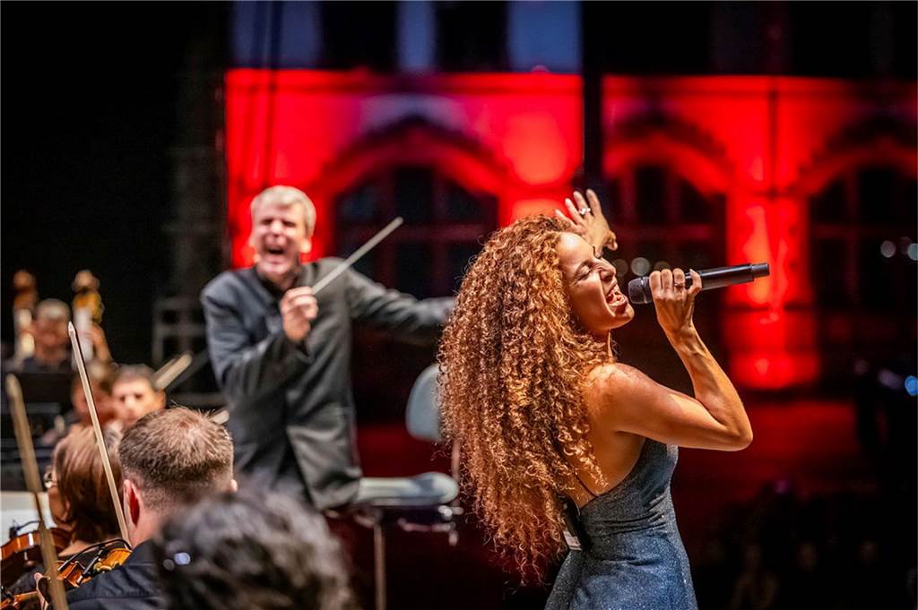 Filmmusik-Gala mit den Dortmunder Philharmonikern und mit Patricia Meeden auf dem Friedensplatz: Das Publikum war am Sonntagabend begeistert vom Abschluss der Cityring-Konzerte.