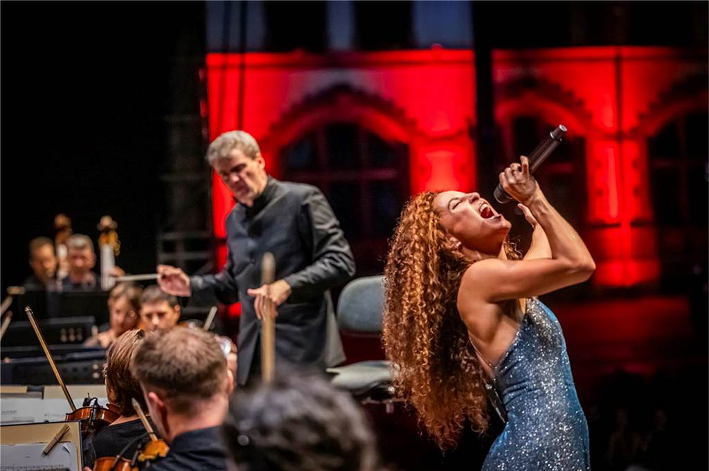 Filmmusik-Gala mit den Dortmunder Philharmonikern und mit Patricia Meeden auf dem Friedensplatz: Das Publikum war am Sonntagabend begeistert vom Abschluss der Cityring-Konzerte.