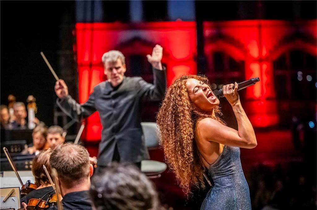 Filmmusik-Gala mit den Dortmunder Philharmonikern und mit Patricia Meeden auf dem Friedensplatz: Das Publikum war am Sonntagabend begeistert vom Abschluss der Cityring-Konzerte.