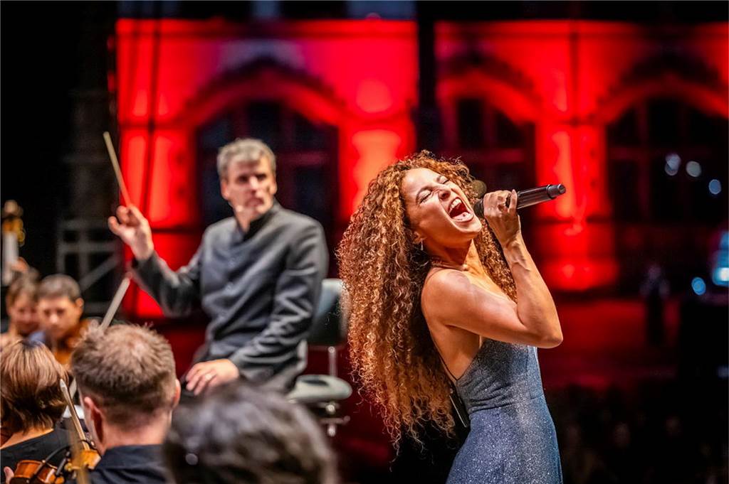 Filmmusik-Gala mit den Dortmunder Philharmonikern und mit Patricia Meeden auf dem Friedensplatz: Das Publikum war am Sonntagabend begeistert vom Abschluss der Cityring-Konzerte.
