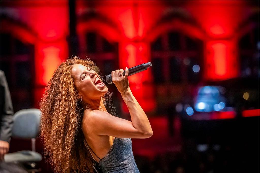 Filmmusik-Gala mit den Dortmunder Philharmonikern und mit Patricia Meeden auf dem Friedensplatz: Das Publikum war am Sonntagabend begeistert vom Abschluss der Cityring-Konzerte.