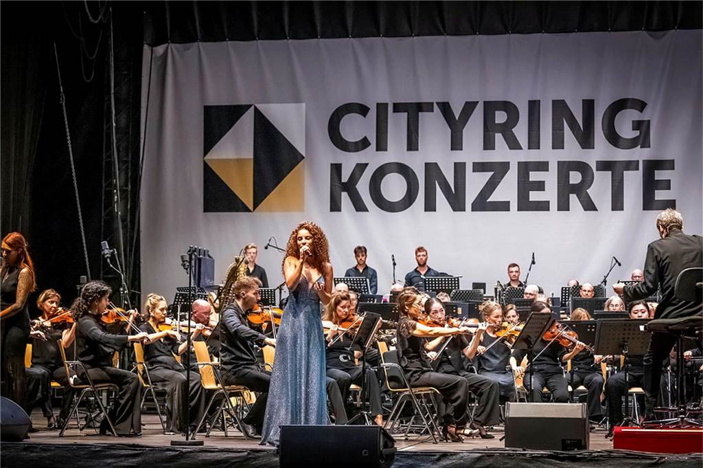 Filmmusik-Gala mit den Dortmunder Philharmonikern und mit Patricia Meeden auf dem Friedensplatz: Das Publikum war am Sonntagabend begeistert vom Abschluss der Cityring-Konzerte.