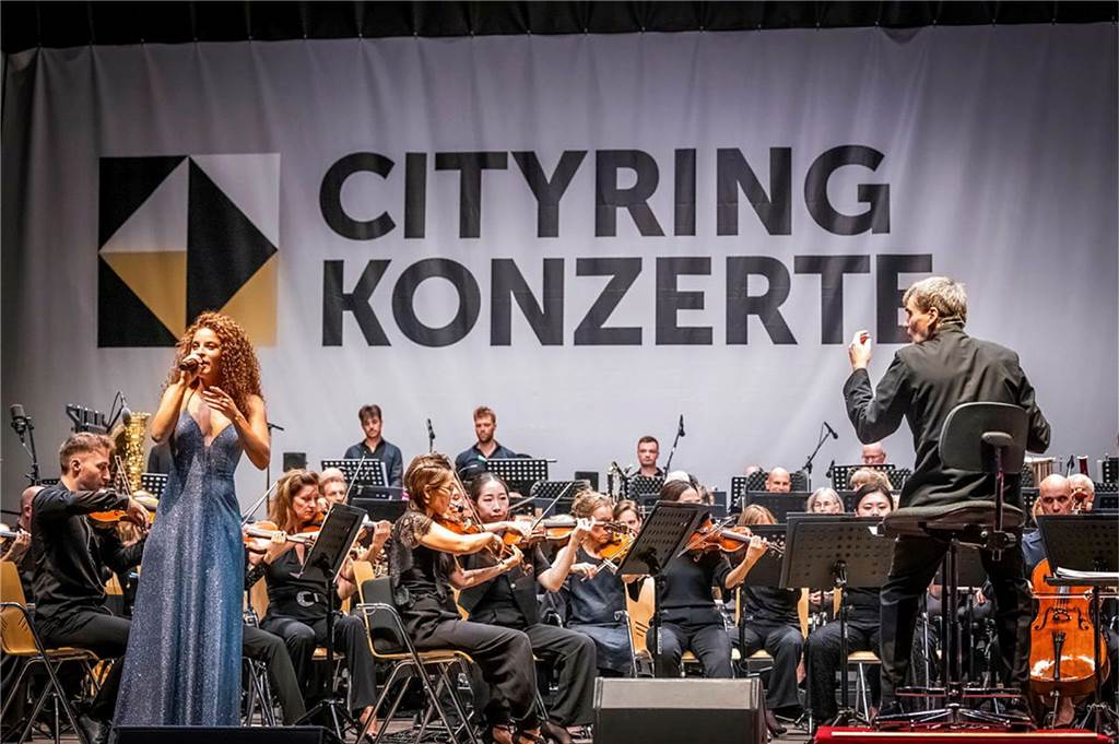 Filmmusik-Gala mit den Dortmunder Philharmonikern und mit Patricia Meeden auf dem Friedensplatz: Das Publikum war am Sonntagabend begeistert vom Abschluss der Cityring-Konzerte.