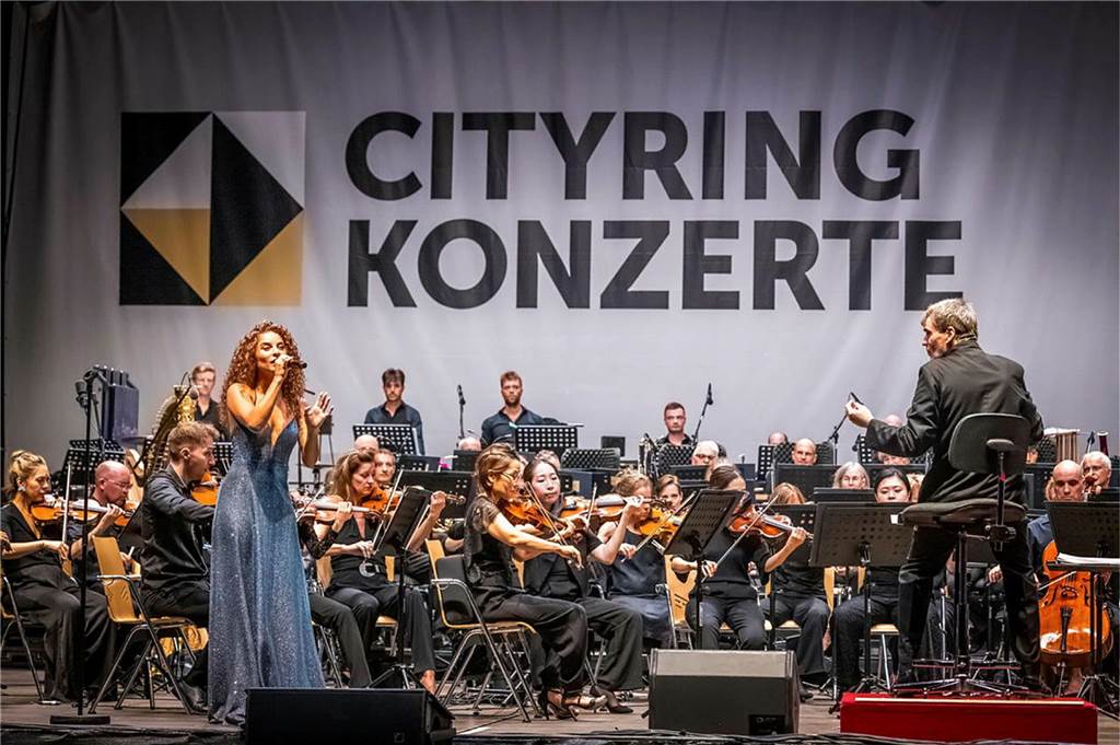 Filmmusik-Gala mit den Dortmunder Philharmonikern und mit Patricia Meeden auf dem Friedensplatz: Das Publikum war am Sonntagabend begeistert vom Abschluss der Cityring-Konzerte.