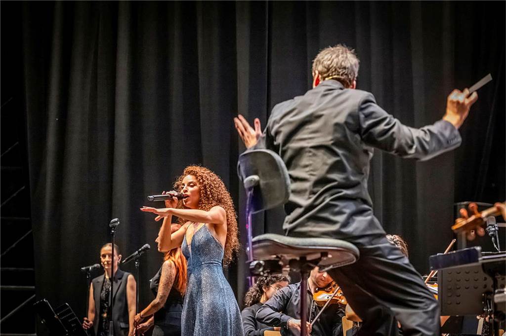 Filmmusik-Gala mit den Dortmunder Philharmonikern und mit Patricia Meeden auf dem Friedensplatz: Das Publikum war am Sonntagabend begeistert vom Abschluss der Cityring-Konzerte.