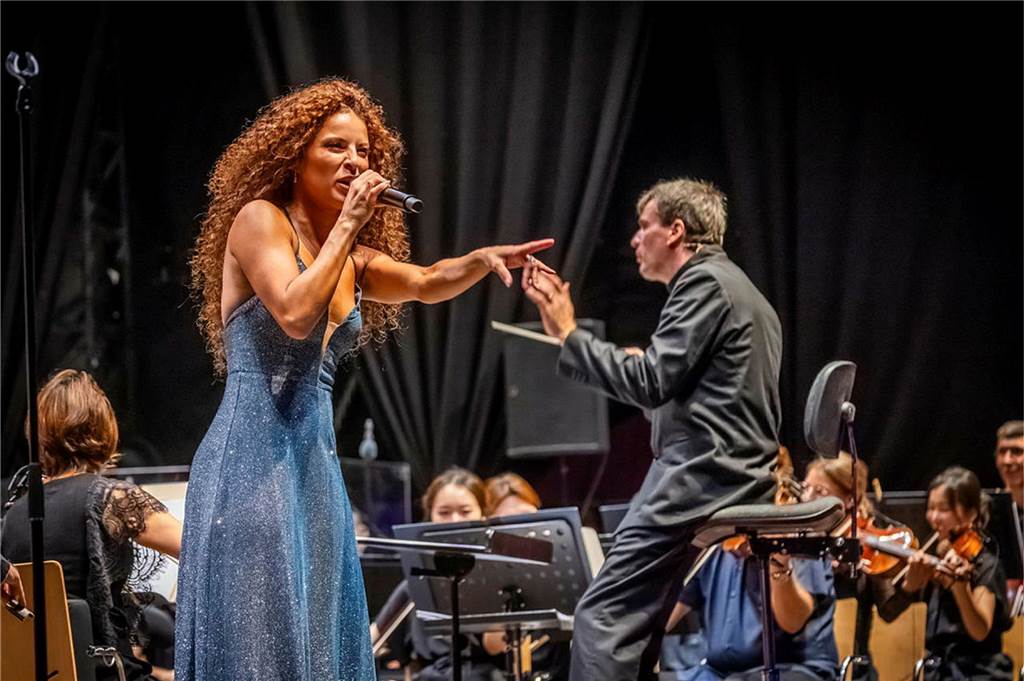 Filmmusik-Gala mit den Dortmunder Philharmonikern und mit Patricia Meeden auf dem Friedensplatz: Das Publikum war am Sonntagabend begeistert vom Abschluss der Cityring-Konzerte.