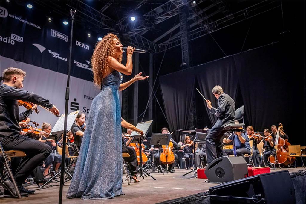 Filmmusik-Gala mit den Dortmunder Philharmonikern und mit Patricia Meeden auf dem Friedensplatz: Das Publikum war am Sonntagabend begeistert vom Abschluss der Cityring-Konzerte.