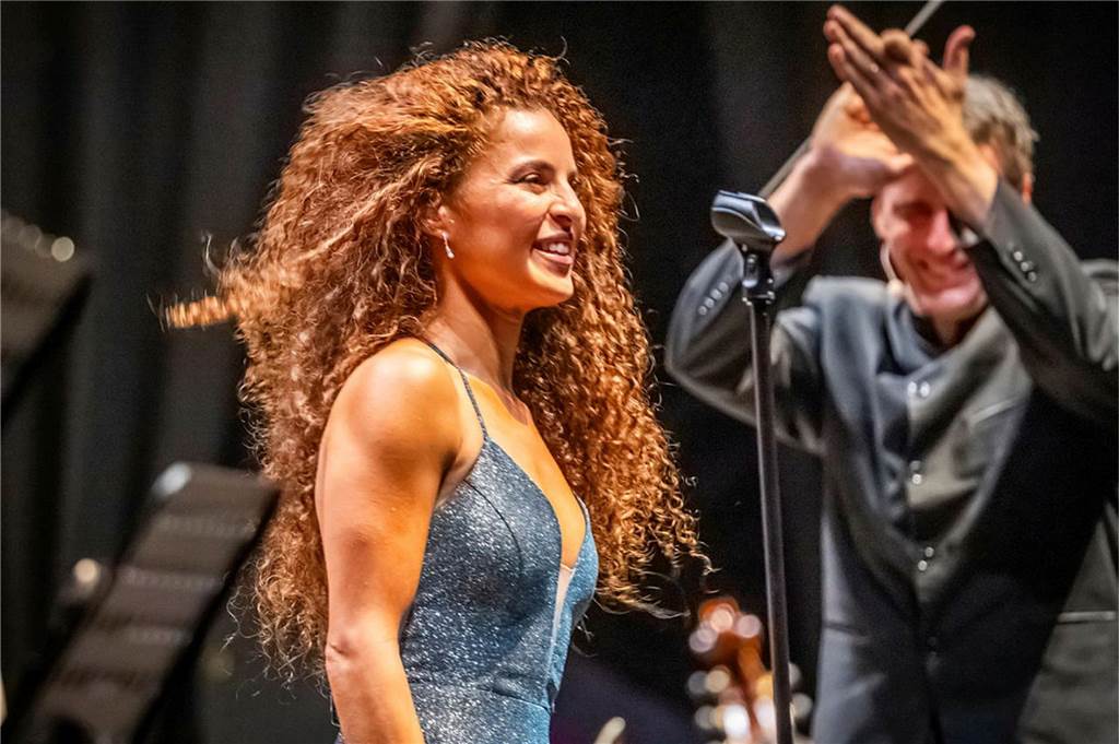 Filmmusik-Gala mit den Dortmunder Philharmonikern und mit Patricia Meeden auf dem Friedensplatz: Das Publikum war am Sonntagabend begeistert vom Abschluss der Cityring-Konzerte.