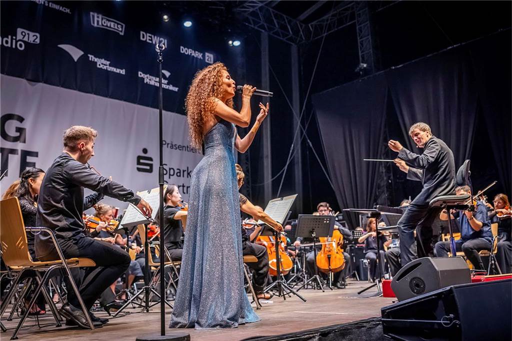 Filmmusik-Gala mit den Dortmunder Philharmonikern und mit Patricia Meeden auf dem Friedensplatz: Das Publikum war am Sonntagabend begeistert vom Abschluss der Cityring-Konzerte.