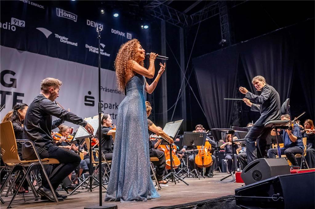 Filmmusik-Gala mit den Dortmunder Philharmonikern und mit Patricia Meeden auf dem Friedensplatz: Das Publikum war am Sonntagabend begeistert vom Abschluss der Cityring-Konzerte.