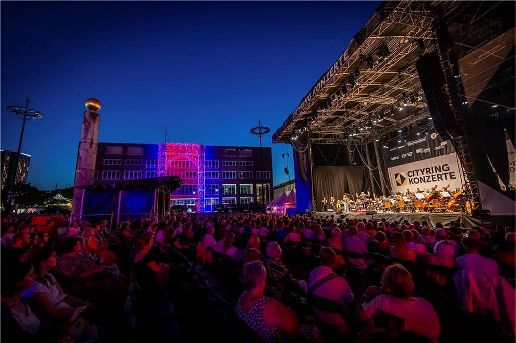 Filmmusik-Gala mit den Dortmunder Philharmonikern und mit Patricia Meeden auf dem Friedensplatz: Das Publikum war am Sonntagabend begeistert vom Abschluss der Cityring-Konzerte.