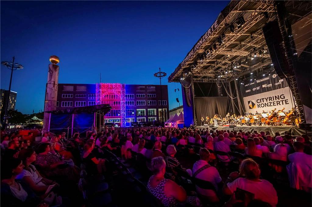 Filmmusik-Gala mit den Dortmunder Philharmonikern und mit Patricia Meeden auf dem Friedensplatz: Das Publikum war am Sonntagabend begeistert vom Abschluss der Cityring-Konzerte.