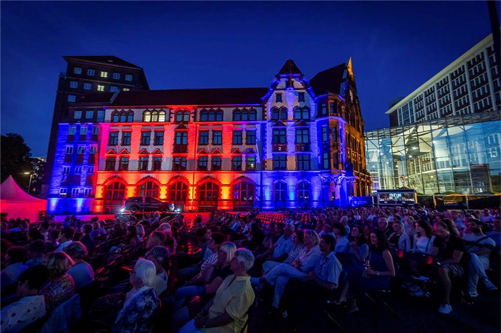 Filmmusik-Gala mit den Dortmunder Philharmonikern und mit Patricia Meeden auf dem Friedensplatz: Das Publikum war am Sonntagabend begeistert vom Abschluss der Cityring-Konzerte.