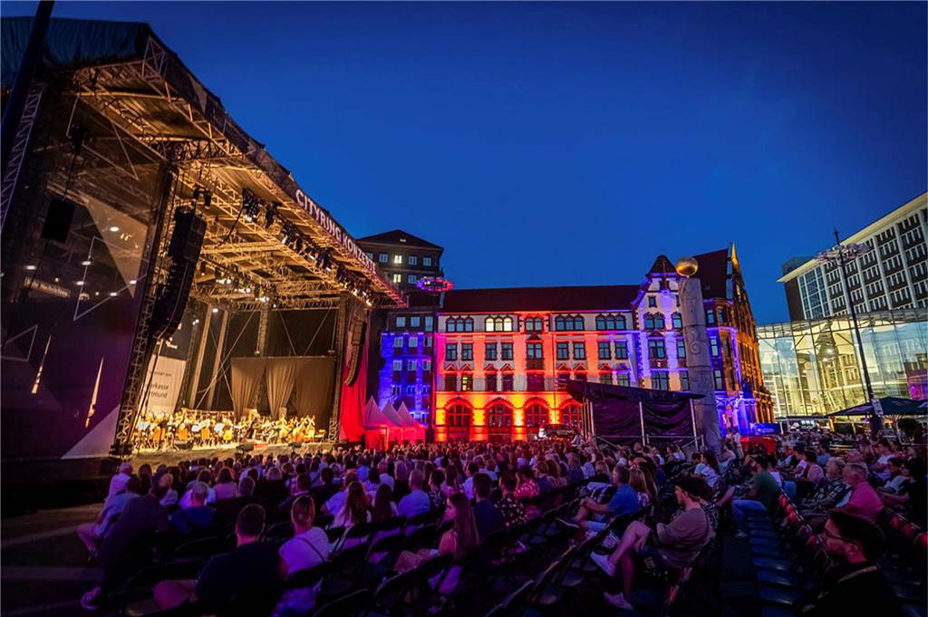 Filmmusik-Gala mit den Dortmunder Philharmonikern und mit Patricia Meeden auf dem Friedensplatz: Das Publikum war am Sonntagabend begeistert vom Abschluss der Cityring-Konzerte.