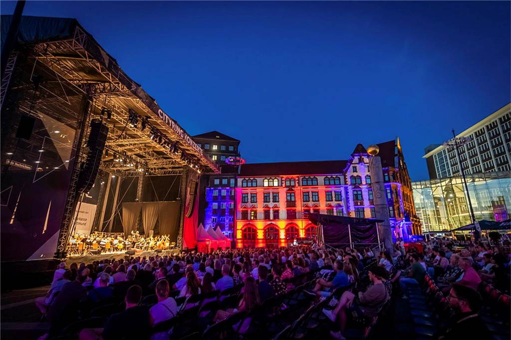 Filmmusik-Gala mit den Dortmunder Philharmonikern und mit Patricia Meeden auf dem Friedensplatz: Das Publikum war am Sonntagabend begeistert vom Abschluss der Cityring-Konzerte.