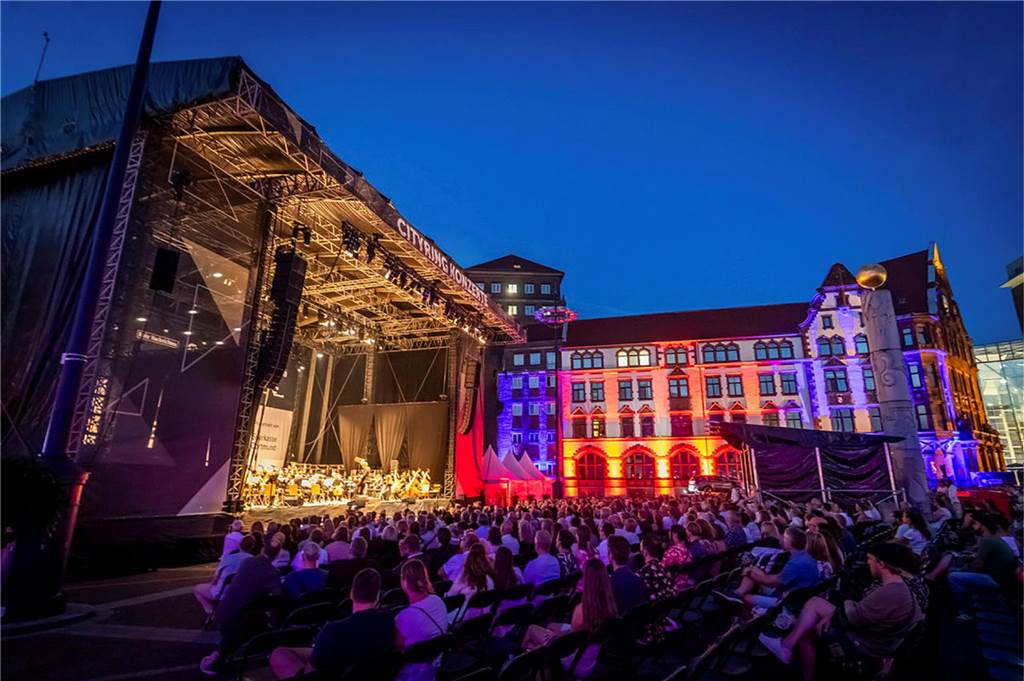 Filmmusik-Gala mit den Dortmunder Philharmonikern und mit Patricia Meeden auf dem Friedensplatz: Das Publikum war am Sonntagabend begeistert vom Abschluss der Cityring-Konzerte.