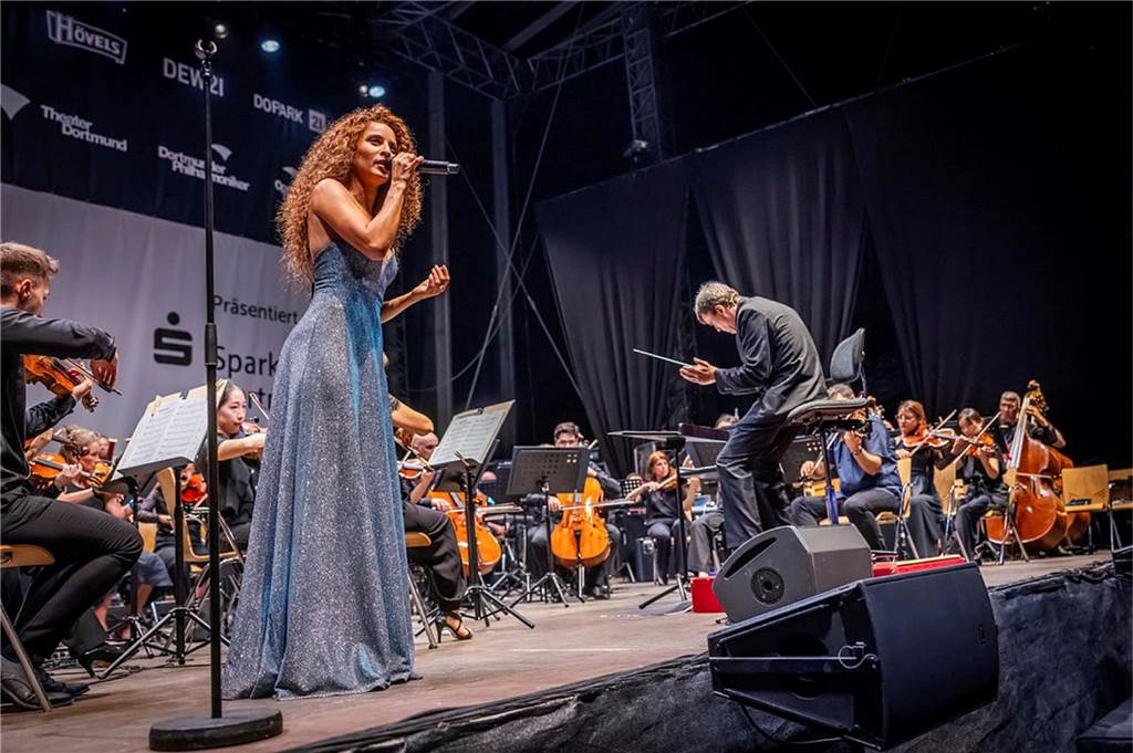 Filmmusik-Gala mit den Dortmunder Philharmonikern und mit Patricia Meeden auf dem Friedensplatz: Das Publikum war am Sonntagabend begeistert vom Abschluss der Cityring-Konzerte.