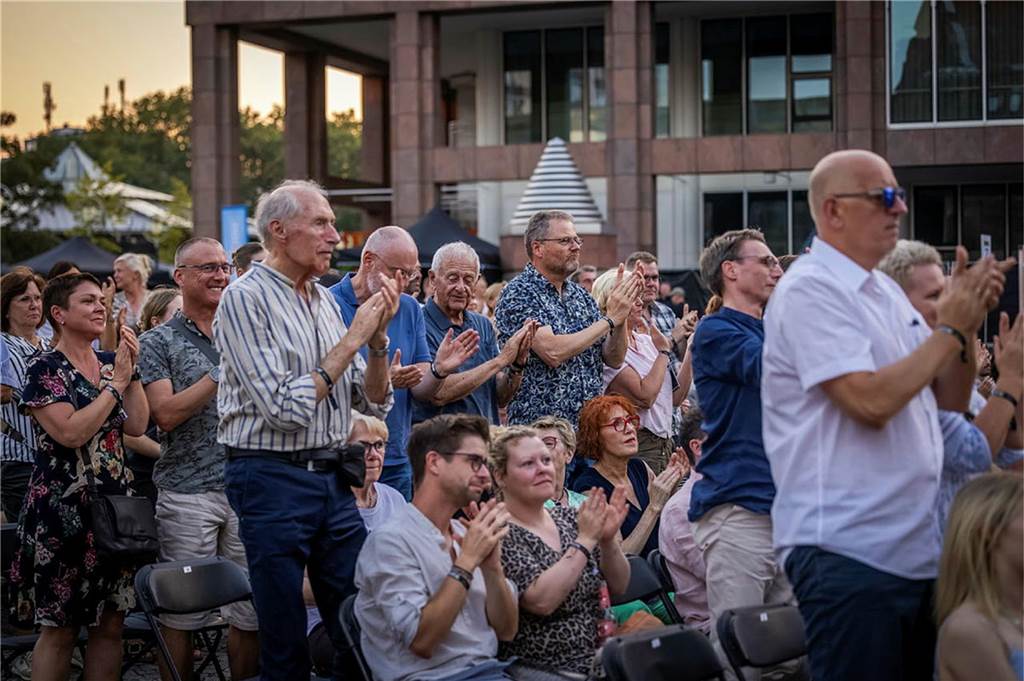 Filmmusik-Gala mit den Dortmunder Philharmonikern und mit Patricia Meeden auf dem Friedensplatz: Das Publikum war am Sonntagabend begeistert vom Abschluss der Cityring-Konzerte.