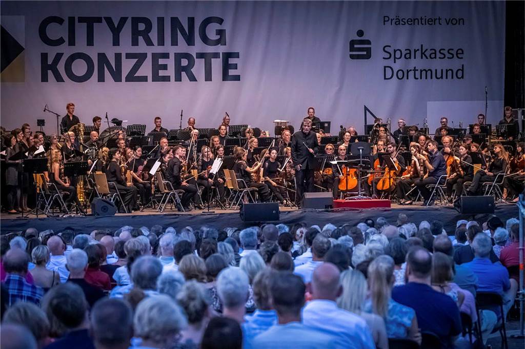 Filmmusik-Gala mit den Dortmunder Philharmonikern und mit Patricia Meeden auf dem Friedensplatz: Das Publikum war am Sonntagabend begeistert vom Abschluss der Cityring-Konzerte.