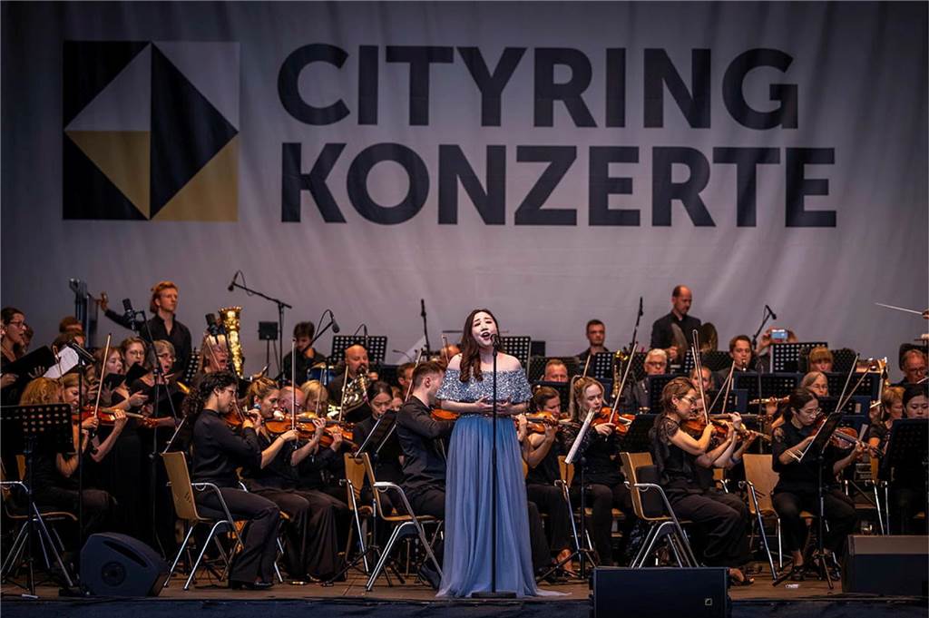Filmmusik-Gala mit den Dortmunder Philharmonikern und mit Patricia Meeden auf dem Friedensplatz: Das Publikum war am Sonntagabend begeistert vom Abschluss der Cityring-Konzerte.