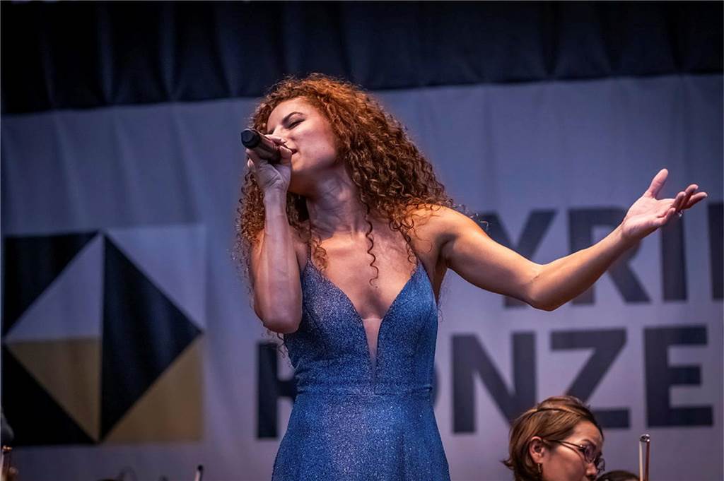 Filmmusik-Gala mit den Dortmunder Philharmonikern und mit Patricia Meeden auf dem Friedensplatz: Das Publikum war am Sonntagabend begeistert vom Abschluss der Cityring-Konzerte.