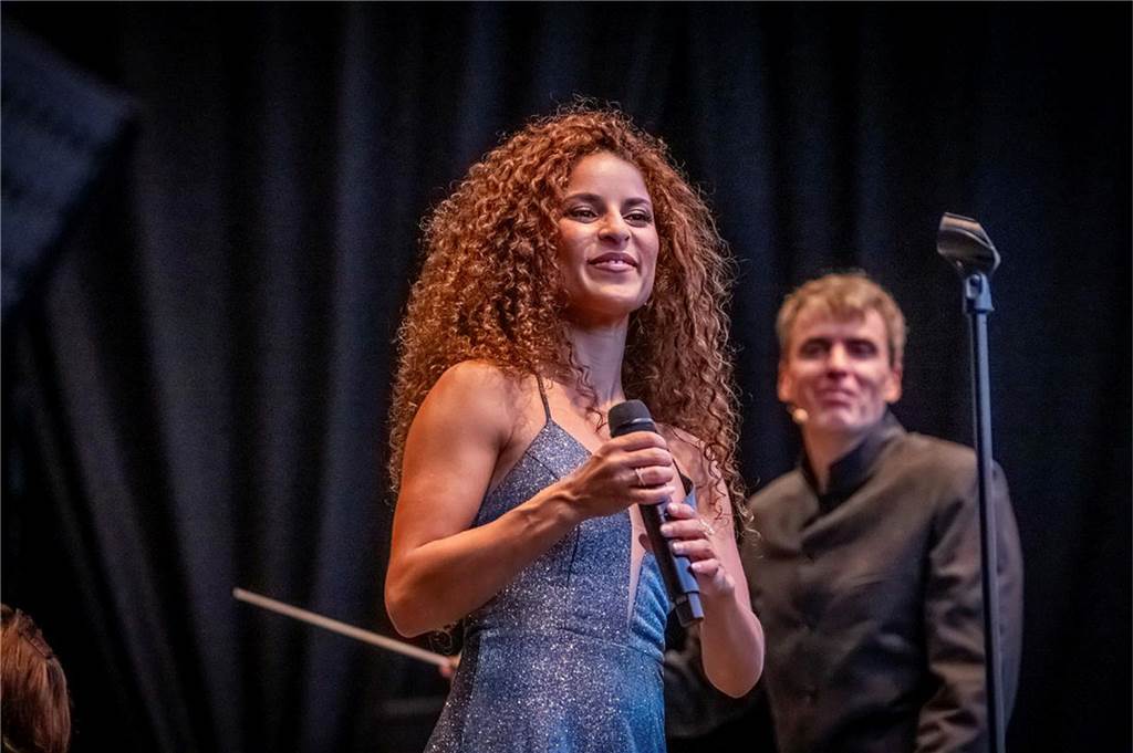Filmmusik-Gala mit den Dortmunder Philharmonikern und mit Patricia Meeden auf dem Friedensplatz: Das Publikum war am Sonntagabend begeistert vom Abschluss der Cityring-Konzerte.