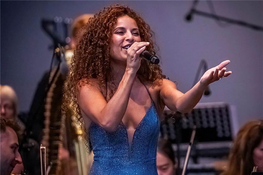Filmmusik-Gala mit den Dortmunder Philharmonikern und mit Patricia Meeden auf dem Friedensplatz: Das Publikum war am Sonntagabend begeistert vom Abschluss der Cityring-Konzerte.