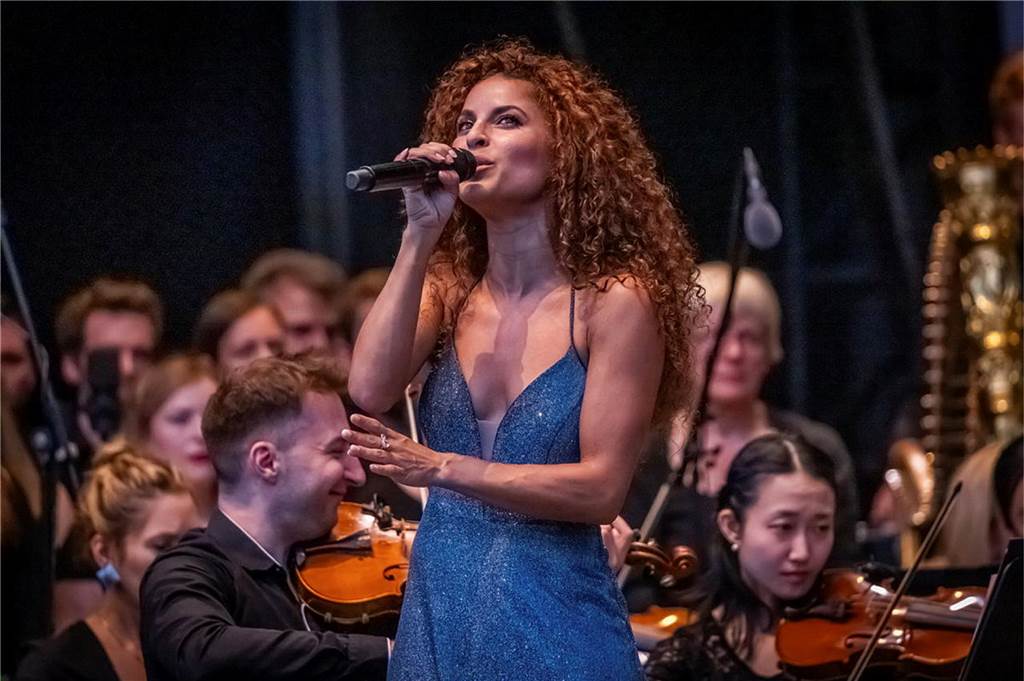 Filmmusik-Gala mit den Dortmunder Philharmonikern und mit Patricia Meeden auf dem Friedensplatz: Das Publikum war am Sonntagabend begeistert vom Abschluss der Cityring-Konzerte.
