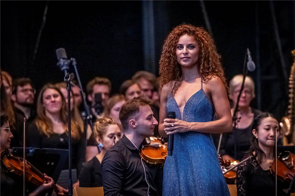 Filmmusik-Gala mit den Dortmunder Philharmonikern und mit Patricia Meeden auf dem Friedensplatz: Das Publikum war am Sonntagabend begeistert vom Abschluss der Cityring-Konzerte.
