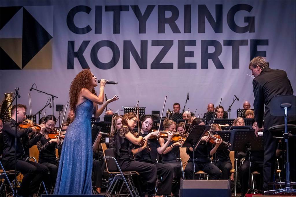 Filmmusik-Gala mit den Dortmunder Philharmonikern und mit Patricia Meeden auf dem Friedensplatz: Das Publikum war am Sonntagabend begeistert vom Abschluss der Cityring-Konzerte.