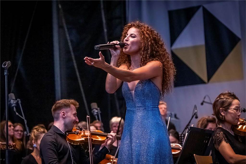 Filmmusik-Gala mit den Dortmunder Philharmonikern und mit Patricia Meeden auf dem Friedensplatz: Das Publikum war am Sonntagabend begeistert vom Abschluss der Cityring-Konzerte.