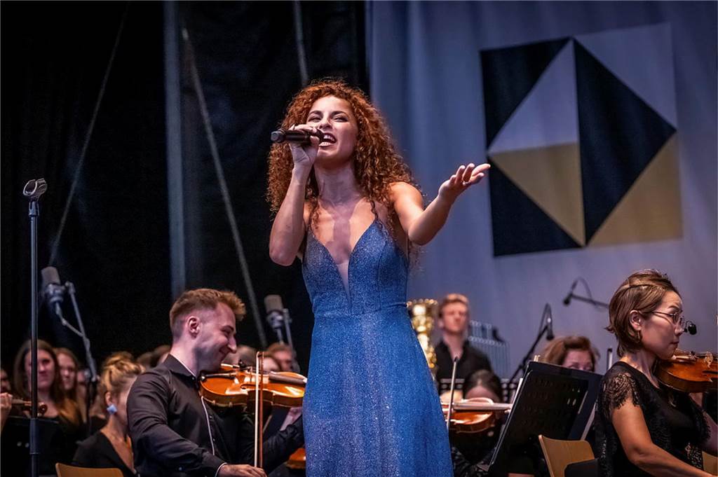 Filmmusik-Gala mit den Dortmunder Philharmonikern und mit Patricia Meeden auf dem Friedensplatz: Das Publikum war am Sonntagabend begeistert vom Abschluss der Cityring-Konzerte.