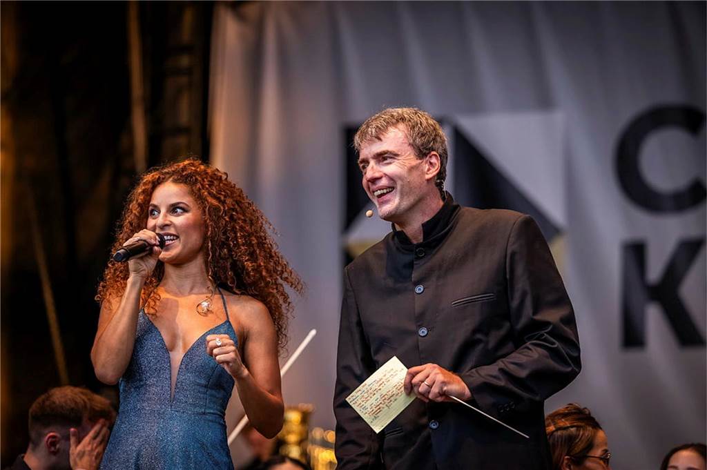 Filmmusik-Gala mit den Dortmunder Philharmonikern und mit Patricia Meeden auf dem Friedensplatz: Das Publikum war am Sonntagabend begeistert vom Abschluss der Cityring-Konzerte.