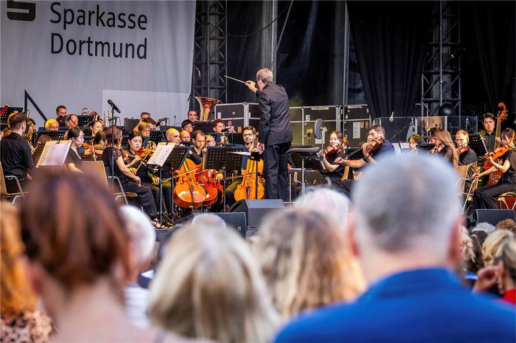 Filmmusik-Gala mit den Dortmunder Philharmonikern und mit Patricia Meeden auf dem Friedensplatz: Das Publikum war am Sonntagabend begeistert vom Abschluss der Cityring-Konzerte.