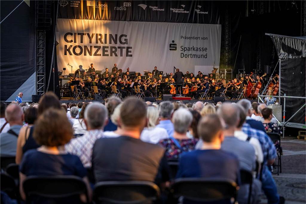 Filmmusik-Gala mit den Dortmunder Philharmonikern und mit Patricia Meeden auf dem Friedensplatz: Das Publikum war am Sonntagabend begeistert vom Abschluss der Cityring-Konzerte.