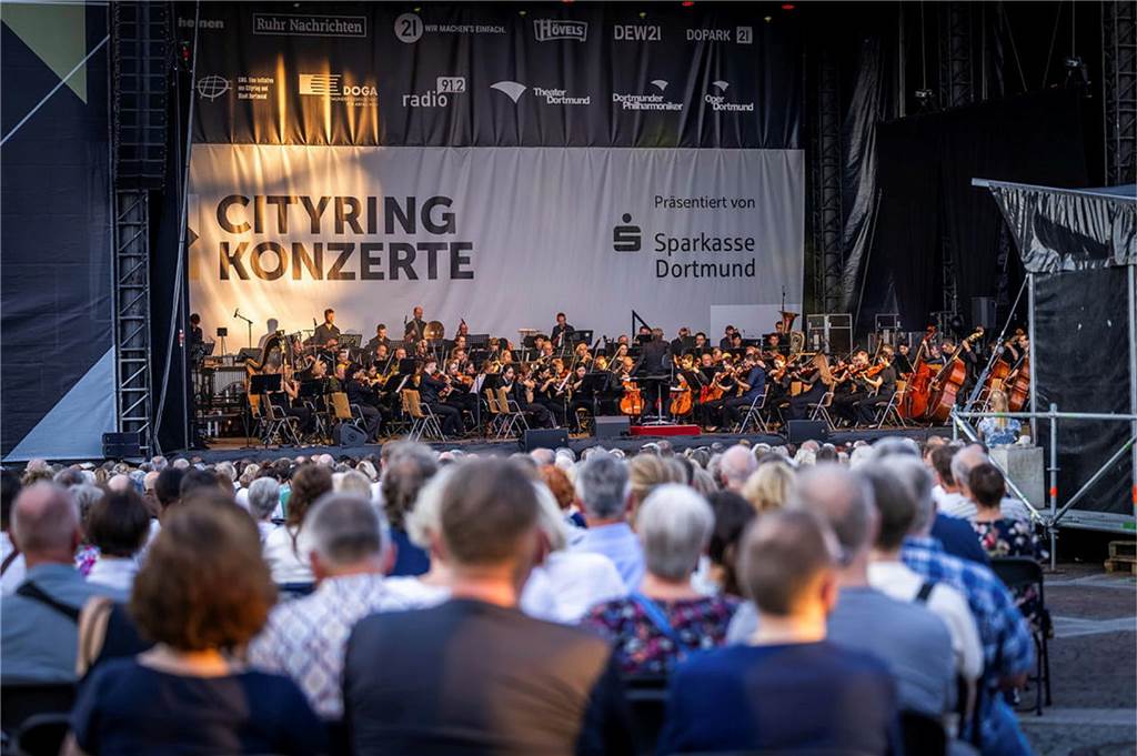 Filmmusik-Gala mit den Dortmunder Philharmonikern und mit Patricia Meeden auf dem Friedensplatz: Das Publikum war am Sonntagabend begeistert vom Abschluss der Cityring-Konzerte.
