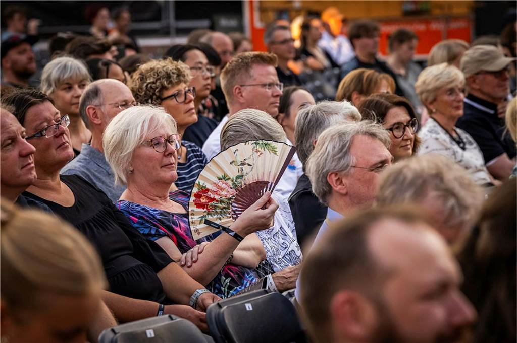 Filmmusik-Gala mit den Dortmunder Philharmonikern und mit Patricia Meeden auf dem Friedensplatz: Das Publikum war am Sonntagabend begeistert vom Abschluss der Cityring-Konzerte.