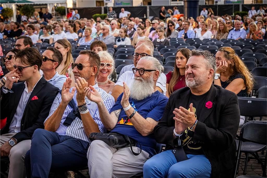 Filmmusik-Gala mit den Dortmunder Philharmonikern und mit Patricia Meeden auf dem Friedensplatz: Das Publikum war am Sonntagabend begeistert vom Abschluss der Cityring-Konzerte.